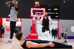 申京在今日訓練中絕殺！倒地做出了布克的招牌慶祝定格