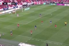 隊(duì)友都看跪了！J聯(lián)賽橫濱后衛(wèi)離譜失誤，助攻對(duì)手打進(jìn)空門