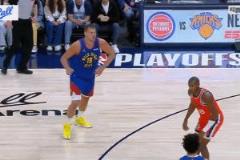 約基奇遭鄧恩擊倒被罰2次犯規(guī)，快船球迷怒斥假摔