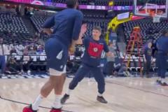 大戰(zhàn)在即！哈登賽前熱身練后撤步三分 秀起了花哨的小腳步