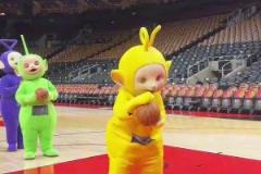 夢幻聯(lián)動(dòng)！名場面：誰的童年？猛龍吉祥物教天線寶寶打籃球！