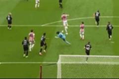 普斯卡“臀”英冠門將大腳失誤，對手竟用屁股擋進(jìn)球門