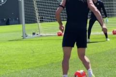 四兩撥千斤！亞馬爾訓(xùn)練中輕巧躲過隊(duì)友鏟球