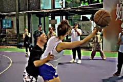 網(wǎng)紅牛教練“嚴(yán)防”外國(guó)女球員，手都沒(méi)離開(kāi)過(guò)對(duì)方身子