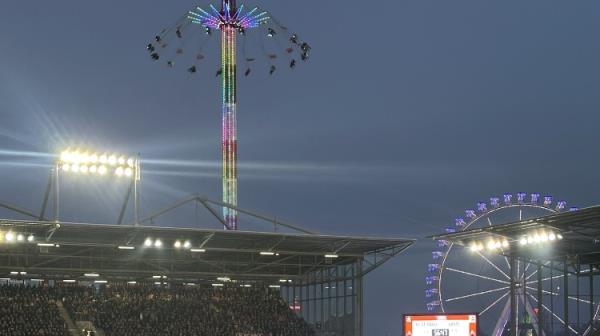 圣保利主場旁游樂場狂歡，藥廠官推調侃飛來飛去的踢法