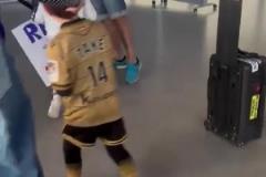 久保健英在國外這么受歡迎呢，甚至有小朋友追著要合影簽名