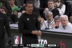 塔圖姆遭惡犯擊倒 馬祖拉怒吼：站起來！