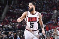 王曉晨：范弗里特是火箭最會(huì)傳球的但三分又比較差，這很頭疼