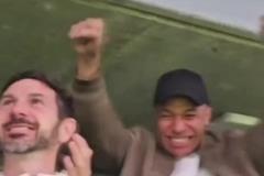 看臺球迷拍攝：巴爾韋德絕殺后，停賽不能上場的姆巴佩開心壞了