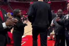 季后賽首秀要拿多少分？申京抵達球館，這一身穿搭也太帥了