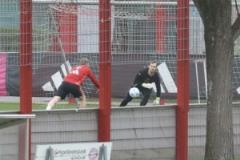 諾伊爾訓(xùn)練中飛身撲救 或周六聯(lián)賽復(fù)出