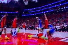 狄龍被犯規(guī)倒地帶倒小佩頓