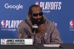 哈登：小卡沒有得到應(yīng)有的贊譽(yù)！他過去只是因?yàn)橐恍┳约簾o法控制的原因缺席比賽