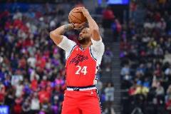 鮑威爾半場(chǎng)表現(xiàn)低迷，6中1僅得4分還送2助攻2搶斷