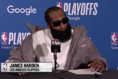 C了一整場(chǎng)辛苦了！小卡賽后累得扶膝，哈登過來抱抱摸摸頭！