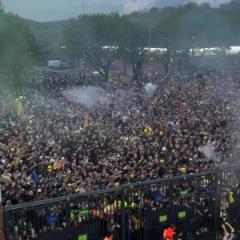 利茲聯(lián)球迷狂歡慶祝升超，球場(chǎng)外人潮涌動(dòng)熱力全開