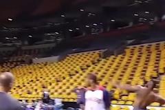 詹姆斯的臂力太恐怖了.....全場(chǎng)單臂扔球還進(jìn)了