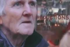 你怎能不愛足球呢？經(jīng)典名場面：街頭采訪的老人竟然就是當事人？