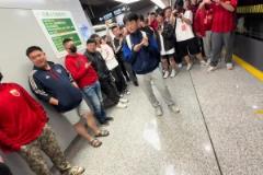 還好相安無事！落單申花球迷旁，一群海港球迷