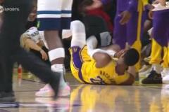 里德突破被犯規(guī)，左手撈到八村塁面部，后者徑直返回更衣室