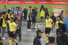 南通主場球迷完賽后瘋狂“問候”主裁判，砸水杯