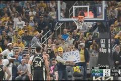 步行者球迷用倒計時紙牌干擾字母哥罰球