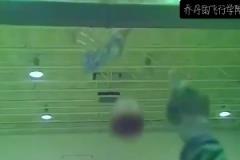 裝杯成功，進(jìn)球有效。 喬丹 閉眼罰球穩(wěn)穩(wěn)命中，這是肌肉記憶吧