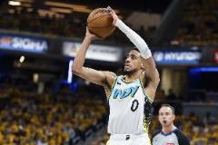 指揮官砍分爆發(fā)！哈利伯頓上半場(chǎng)10中6砍16分7助攻