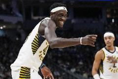 西亞卡姆末節(jié)關(guān)鍵三分力挽狂瀾 全場24分11板3助3斷展現(xiàn)攻防全能實力