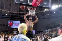 羅斯中國行：空籃試扣三次才勉強(qiáng)進(jìn)筐