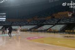 青島三分這是要開呀？青島隊(duì)今天玩中場投籃！連進(jìn)4記