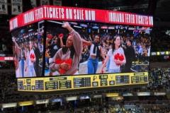 克拉克等球員現(xiàn)場支持步行者 為球迷送上禮物