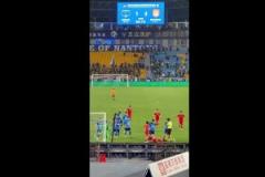 太嚇人了！中甲比賽，工作人員拿板凳砸球員，幸好沒砸到