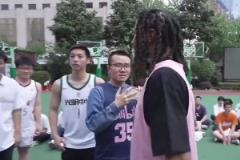 徐靜雨身穿35號球衣與羅斯參加活動大秀中投