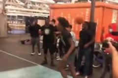 這大風(fēng)車?yán)瓭M啦！小伙子這扣籃是不是師從鄧肯