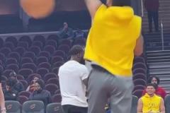 下一場雙雙爆發(fā)？哈登博格丹加練投籃視頻7分鐘純享版！