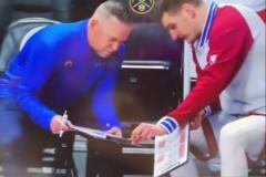 巨星之間惺惺相惜！喬丹看小卡的眼神里全是欣賞??！