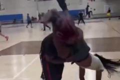 太搞了！美媒調(diào)侃：這就是火勇大戰(zhàn)時，阿門和追夢的對抗方式