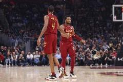 米切爾調(diào)侃莫布里G2表現(xiàn)：整個(gè)賽季都這樣，打球像113公斤的大塊頭