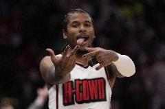 杰倫-格林第三節(jié)爆發(fā)15分6助3斷 助球隊(duì)領(lǐng)先