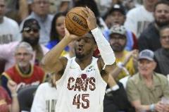 米切爾末節(jié)爆發(fā)17分，莫布里盛贊其領(lǐng)袖價值