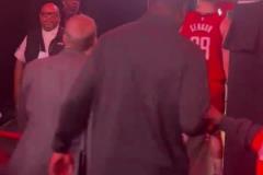 功臣！賽后 火箭老板和申京擁抱 杰倫-格林一路小跑跑回更衣室