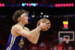 波杰姆斯基半場休息時在更衣室掛水，科爾艱難應(yīng)對