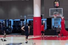 丹子得找到手感呀！回到主場 哈登和博格丹繼續(xù)一塊練習三分