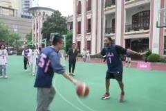 徐靜雨立棍單打羅斯，翻身跳投差點進了，這技術(shù)是什么水平？