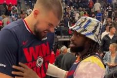 穿快船40號(hào)球衣現(xiàn)場(chǎng)觀戰(zhàn)，貝弗利賽后與老隊(duì)友祖巴茨擁抱寒暄
