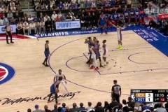 上來火氣就這么大！唐斯卡位中與哈里斯發(fā)生爭執(zhí)，兩人互噴垃圾話