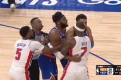 裁判被里德肘擊后迅速推開