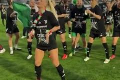 尤文女足奪聯(lián)賽冠軍后，足壇最性感女球員萊曼領(lǐng)舞慶祝