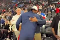 夢(mèng)回18年的火箭！哈登和保羅今日賽前擁抱！